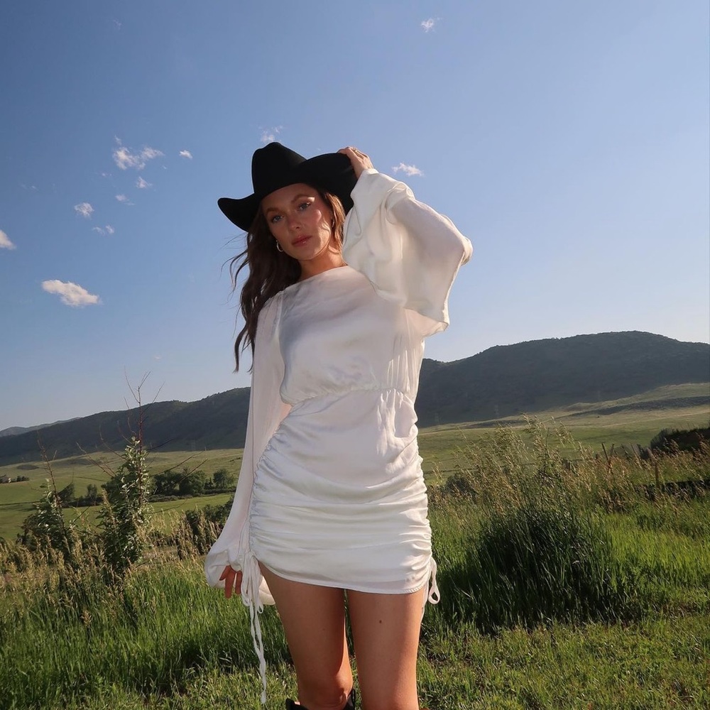 Elegant Off-Shoulder White Mini Dress - Picture 11 of 11